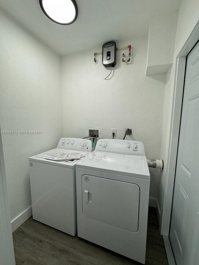 Building Photo - 11912 NE 10th Ave