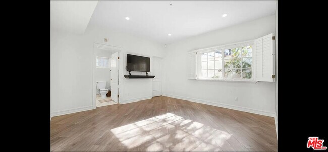 Building Photo - 9848 Vidor Dr