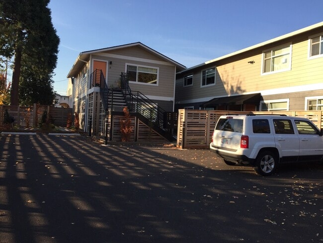 Building Photo - Modern Private Porch Hangout, Spacious Liv...