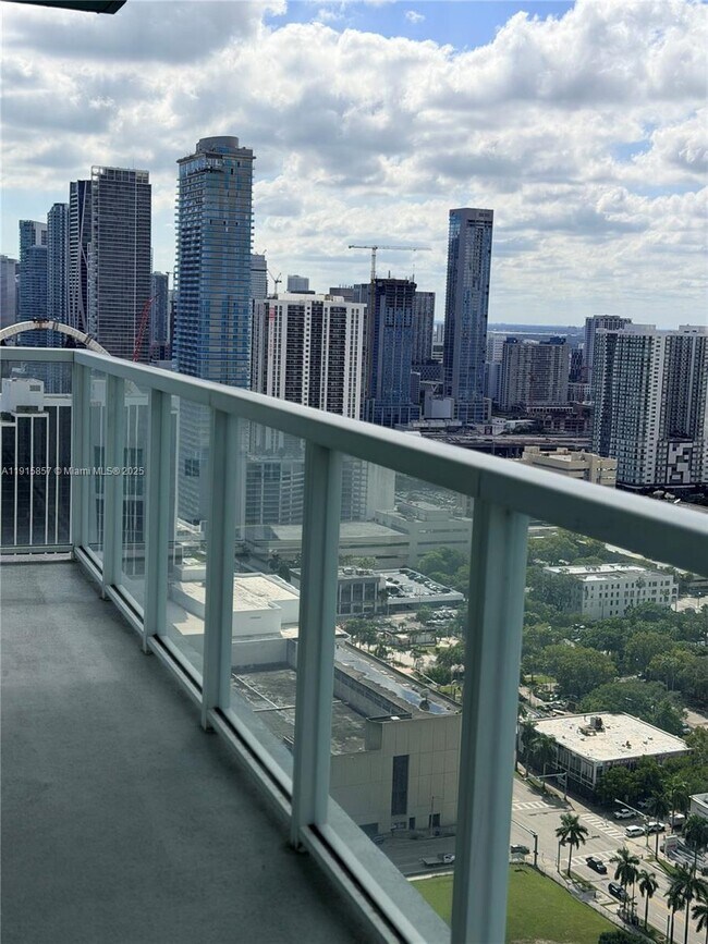 Building Photo - 1900 N Bayshore Dr