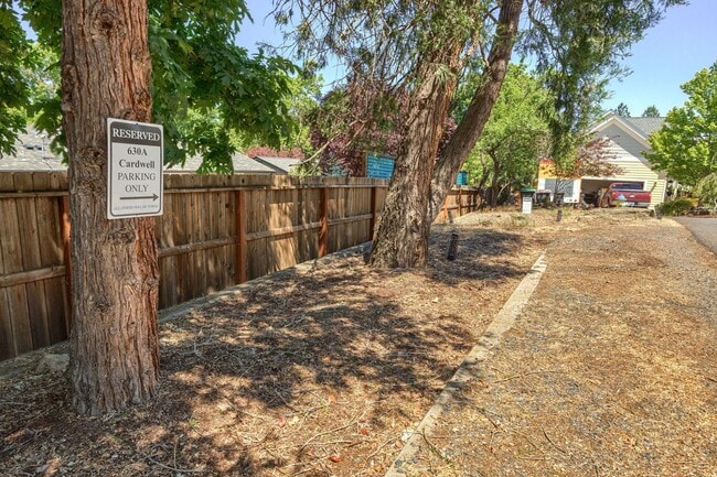 Building Photo - Peaceful 2-bedroom 1-bath Cottage with Dec...