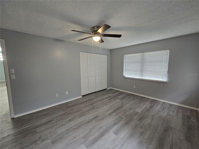 Building Photo - 7056 W Country Club Dr N