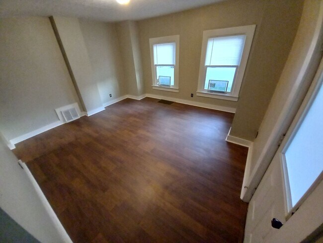 Building Photo - Duplex...3 Bedroom 1 Bath