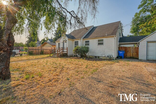 Building Photo - Adorable 3BD Home with Tons of Vintage Charm!