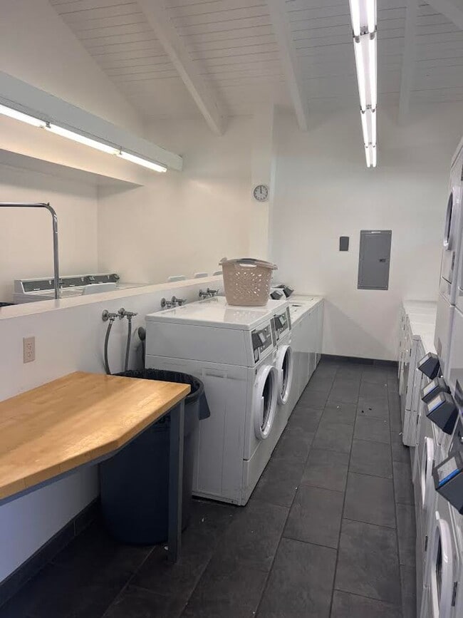 Building Photo - Renovated 2 Bedroom/ 1 Bathroom Condo Avai...