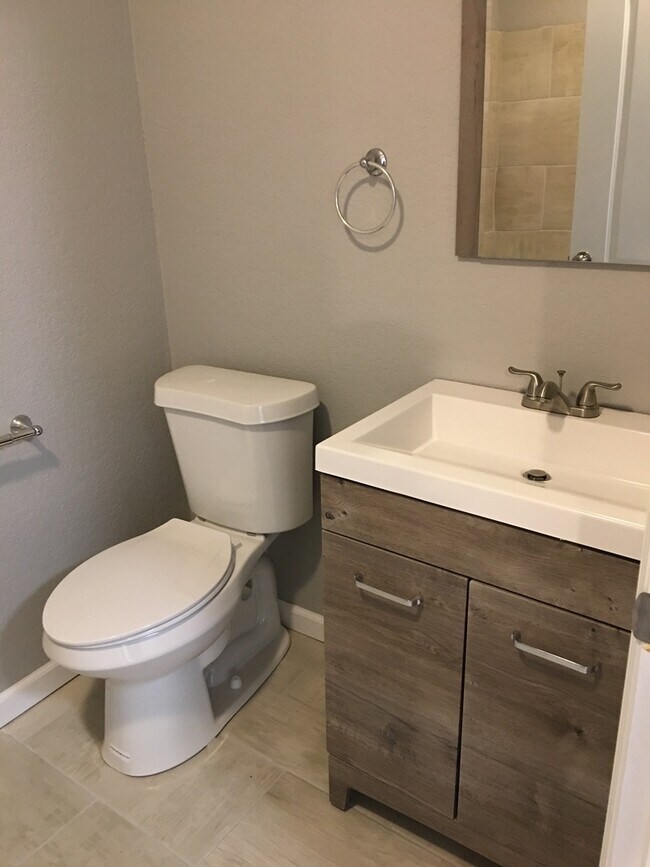 Building Photo - 409 N Olive St