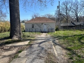 Building Photo - Studio HOUSE No Shared walls -1611 S Northern Blvd #B Independence - - Rent $750