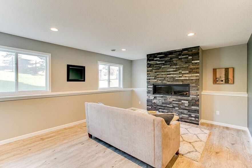 Building Photo - 12331 Pineridge Way N
