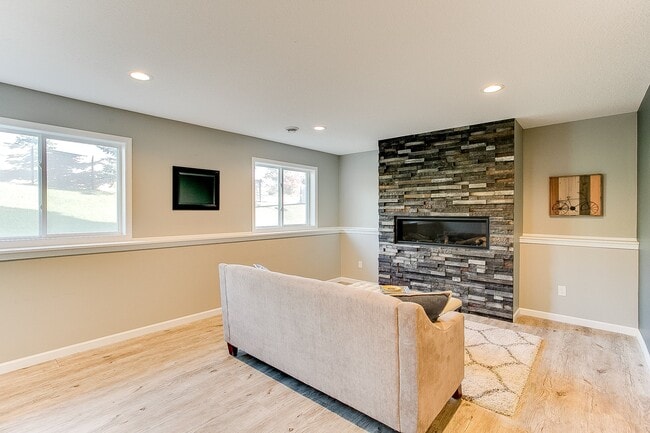 Building Photo - 12331 Pineridge Way N