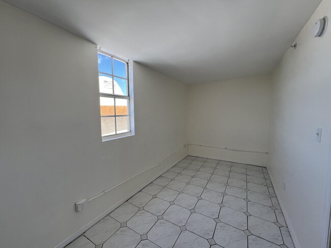 Building Photo - 4211 Parker Ave