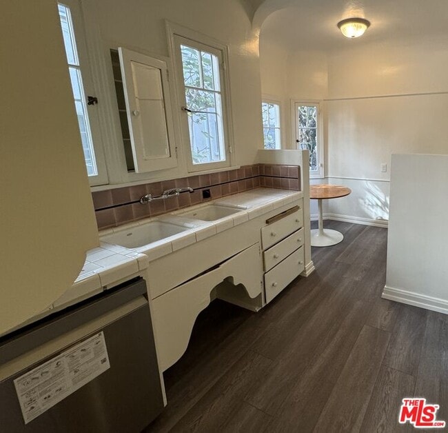 Building Photo - 328 N Sycamore Ave