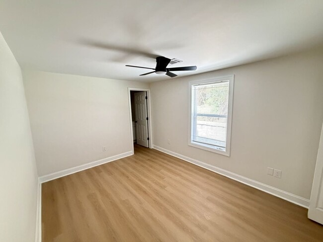 Building Photo - CHARMING RANCH STYLE HOME AVAILABLE NOW!