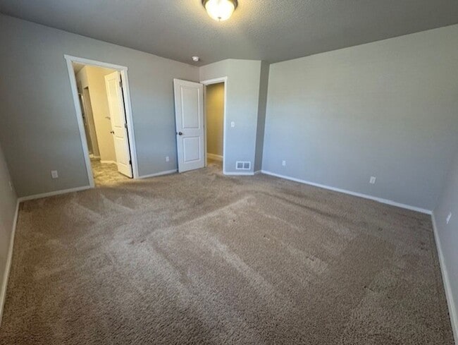 Building Photo - SE Bend neighborhood with community pool