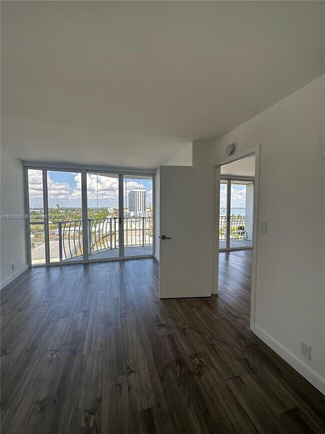 Building Photo - 7601 E Treasure Dr