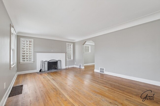 Building Photo - $1400 3 bedroom