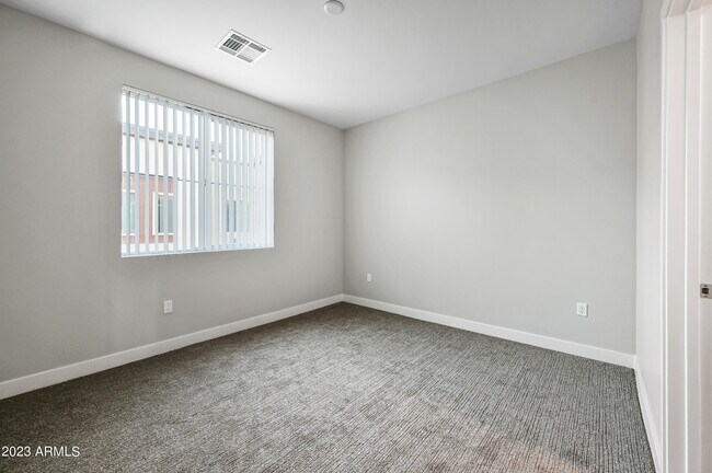 Building Photo - 1023 W 5th St