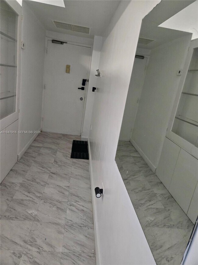 Building Photo - 801 Brickell Bay Dr