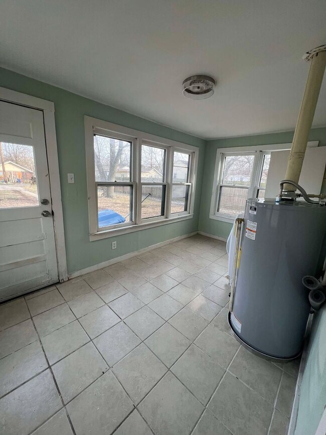 Building Photo - CUTE 2 BEDROOM / 1 BATHROOM HOUSE LOCATED RIGHT ACROSS FROM NORTH MIDDLE SCHOOL IN JOPLIN MO, OFF...