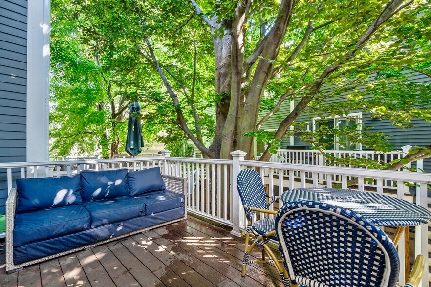 Building Photo - 137 Bolton St