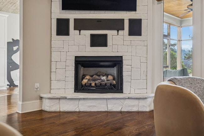 Building Photo - 594 Lake Haven Dr