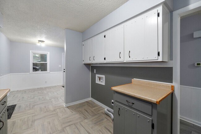 Building Photo - Newly Updated Home!