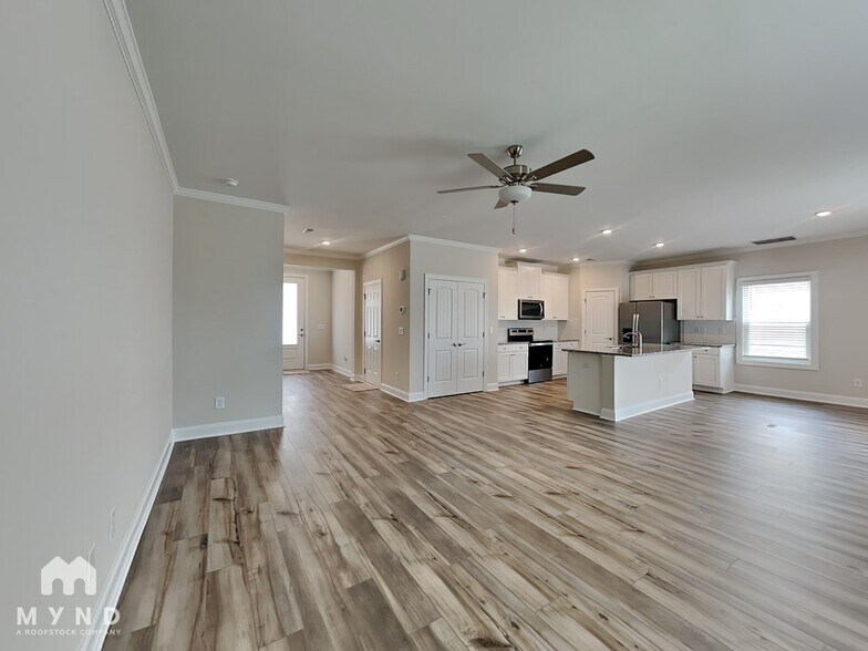 Building Photo - 460 Access Dr