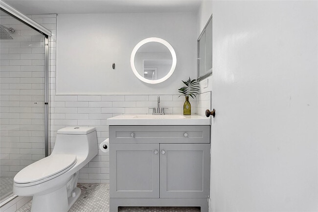 Building Photo - 3000 Holiday Dr