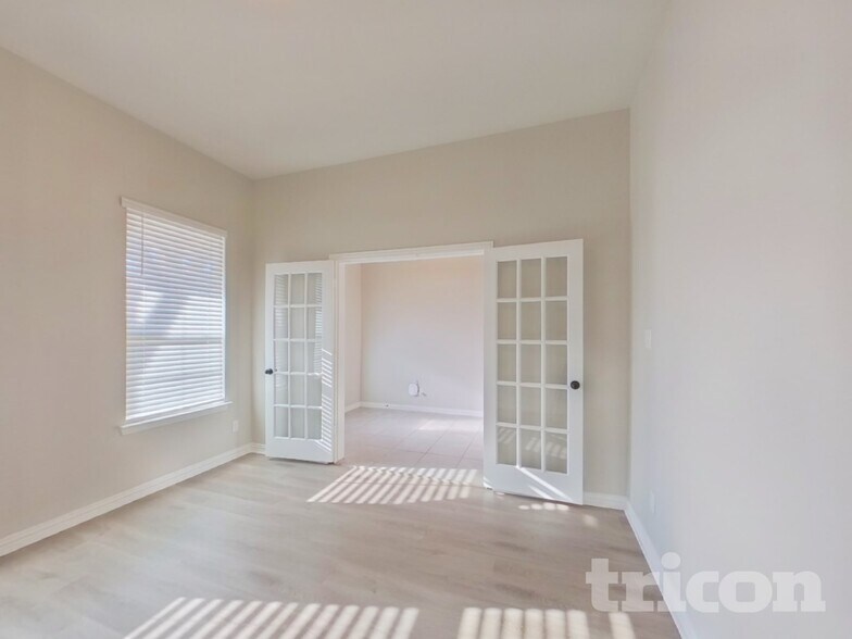 Building Photo - 1940 Gill Star Dr