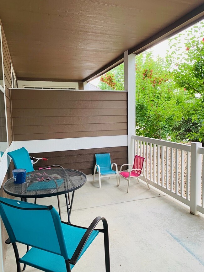 Building Photo - Beautiful 2 bed, 2 bath condo with 1 car garage and easy access to I-25