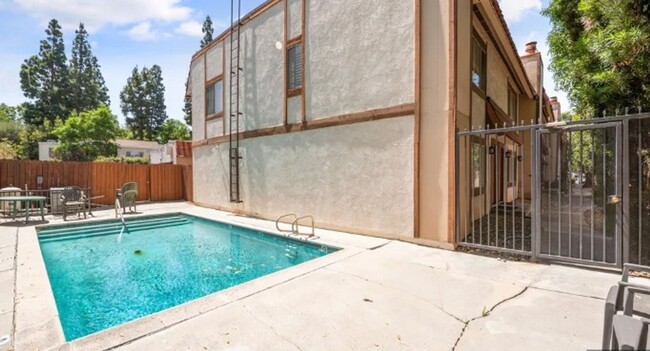 Building Photo - 3bed/2.5bath + Garage Townhome in Tarzana-...