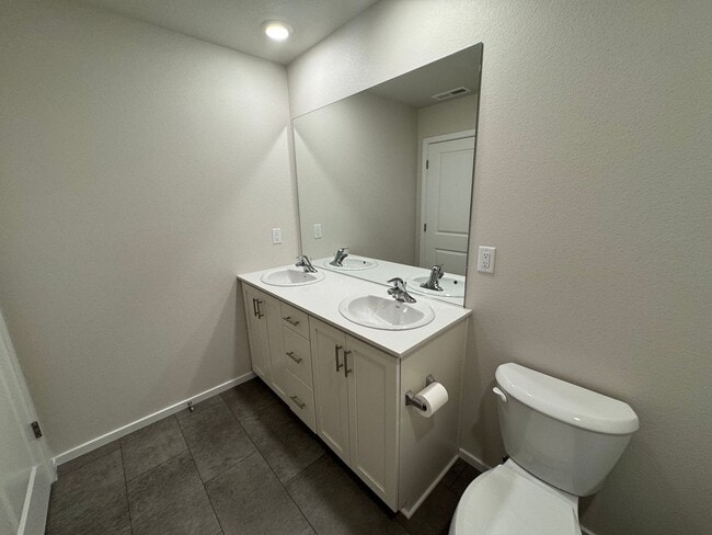 Building Photo - 5 bedroom House in Northeast Salem!