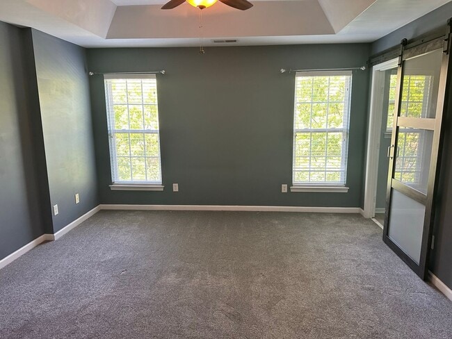 Building Photo - Amazing Three Bedroom Townhome in Southend!