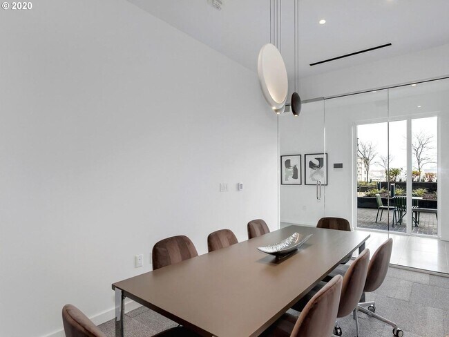 Building Photo - First Month's Rent FREE! Stunning East facing Pearl District condo located in The Vista Condomini...