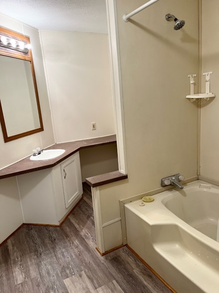 Building Photo - 104 Lynn Dr