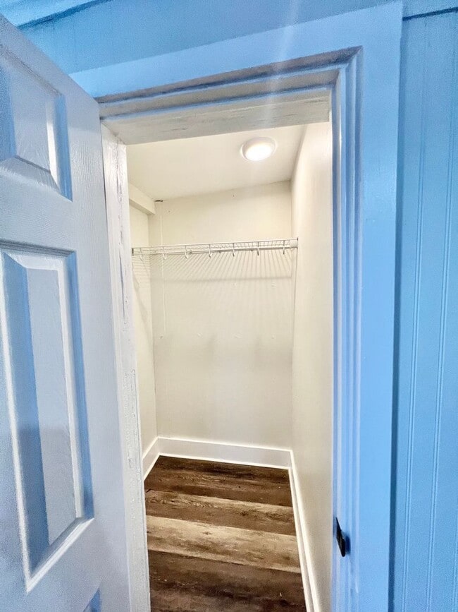 Building Photo - 3 Bedroom 2 Bath City Home Available