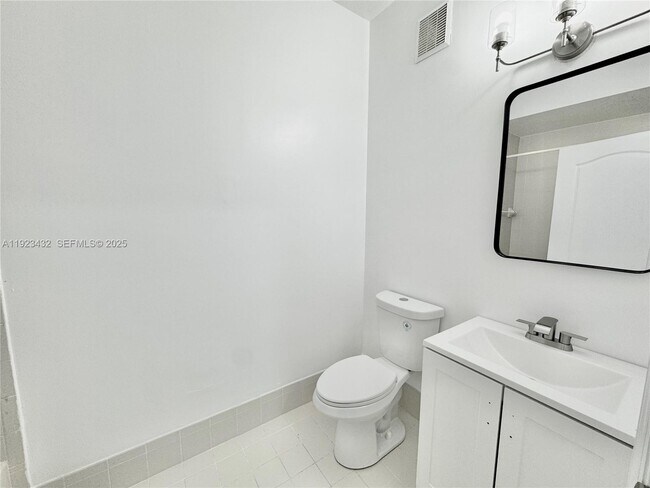 Building Photo - 120 Jacaranda Country Club Dr