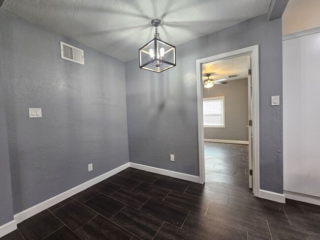 Building Photo - Charming Home 3 bedrooms 1 bath Large Yard.