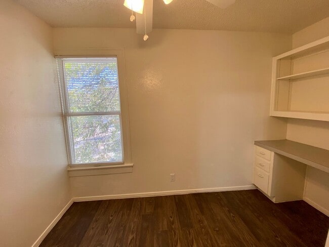 Building Photo - 30th-407 E