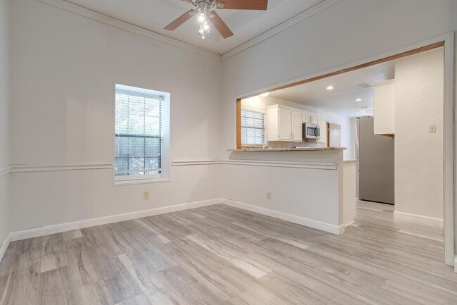 Building Photo - Beautiful 3 Bed, 2 Bath Home in Well Established Holiday West Neighborhood W /Pool and Pool Servi...
