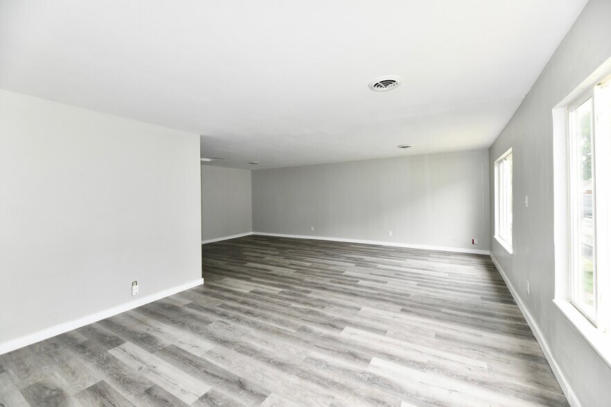 Building Photo - 3550 Eisenhower Dr