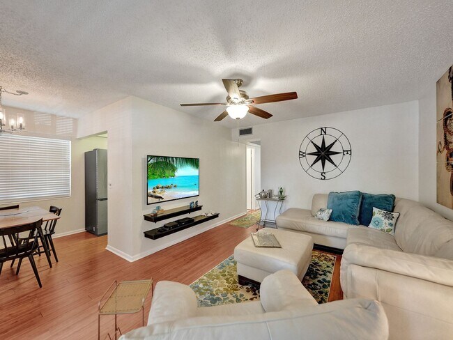 Building Photo - Beautiful fully furnished 2 bedroom 1.5 bath.