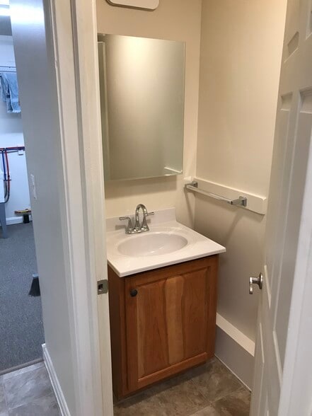 half bath - 18991 Reservoir Rd