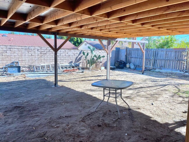 Building Photo - Three Bedroom Two Bathroom Home $2,495 Ria...