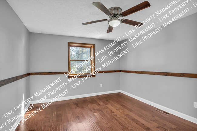 Building Photo - SPECIAL Half off January!  Spacious, Renov...