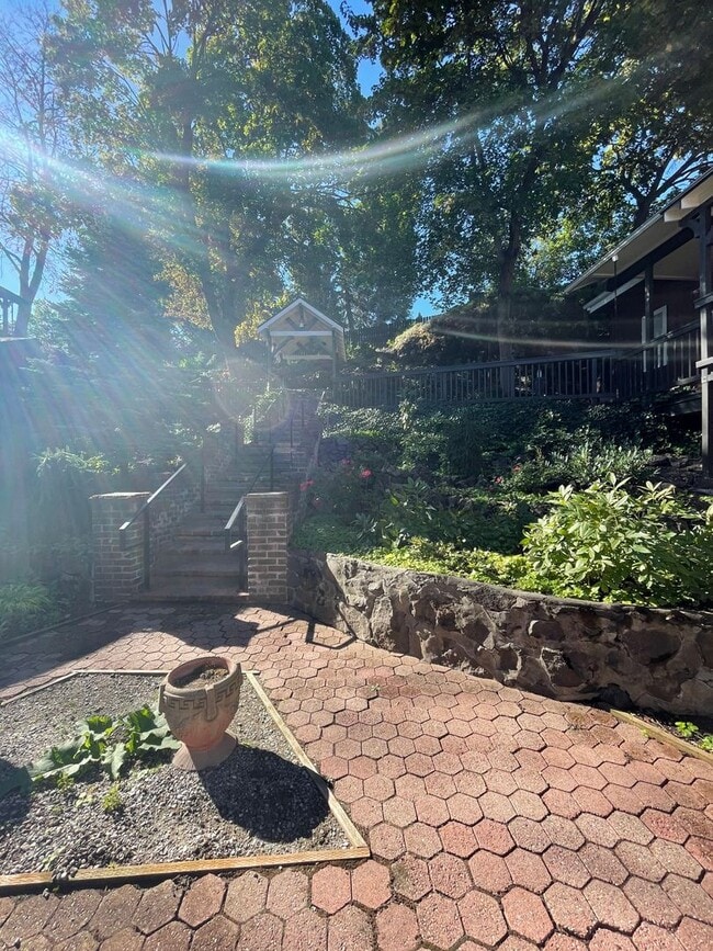 Building Photo - Cliff Dr. Apartment - Spacious with Hardwo...