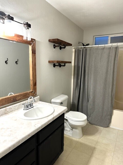 Building Photo - 425 Gold Rush Dr