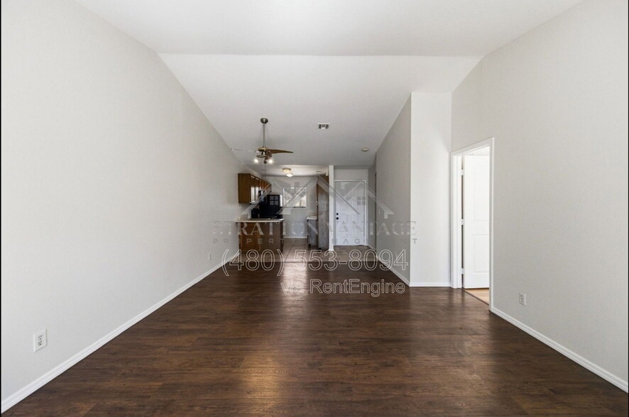 Building Photo - 653 W Guadalupe Rd