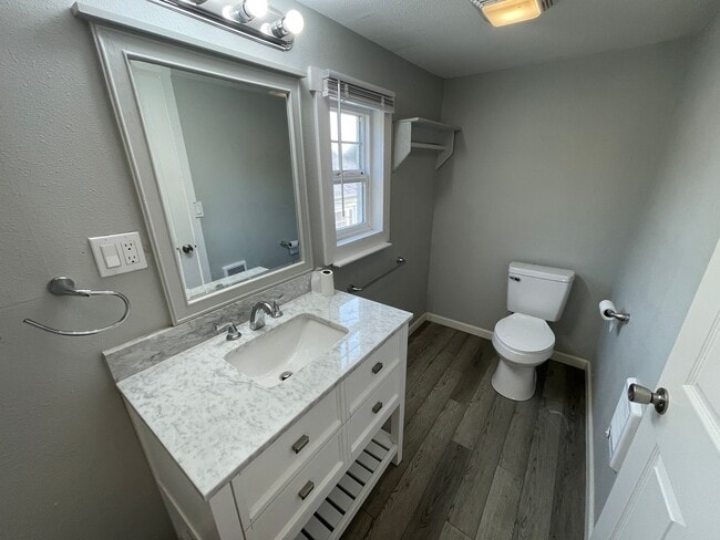 Building Photo - FULLY RENOVATED LESS THAN 2 YEARS - 2BED/1BATH WITH BONUS/OFFICE SPACE