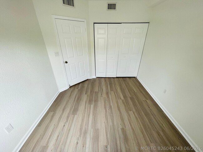 Building Photo - 1055 Golden Lakes Blvd