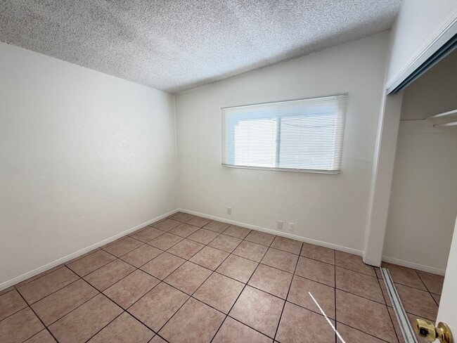Building Photo - 2 bedroom